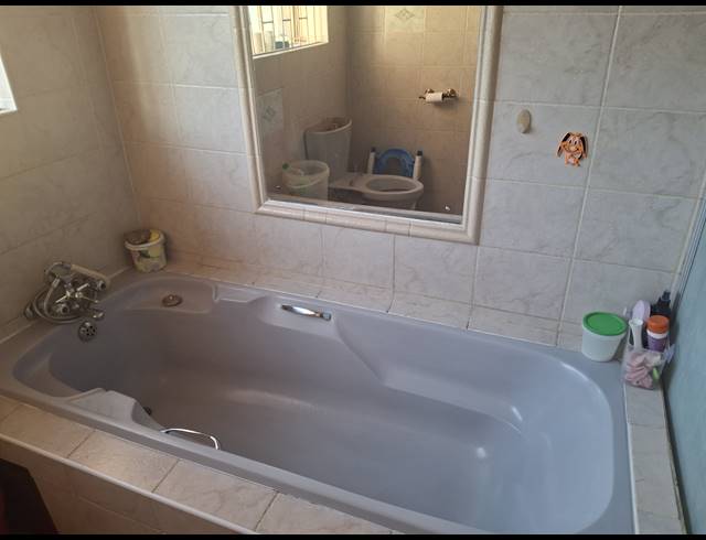4 BEDROOM FREEHOLD FOR SALE IN KENILWORTH